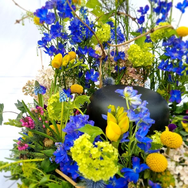 Urnenschmuck "Geborgenheit" mit Blüten der Saison Bild 2